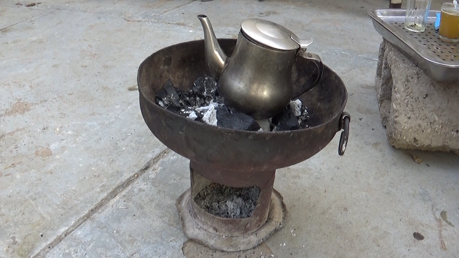 La cuisinière à charbon de bois qui sert à cuire tous les repas
