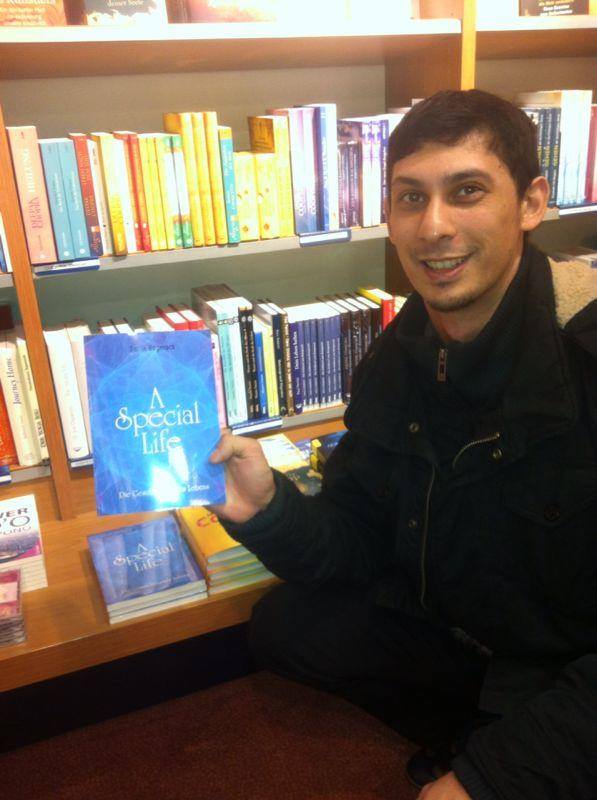 Leser zeigt stolz 'A Special Life - Die Geschichte eines Lebens' von Tanja Begerack.