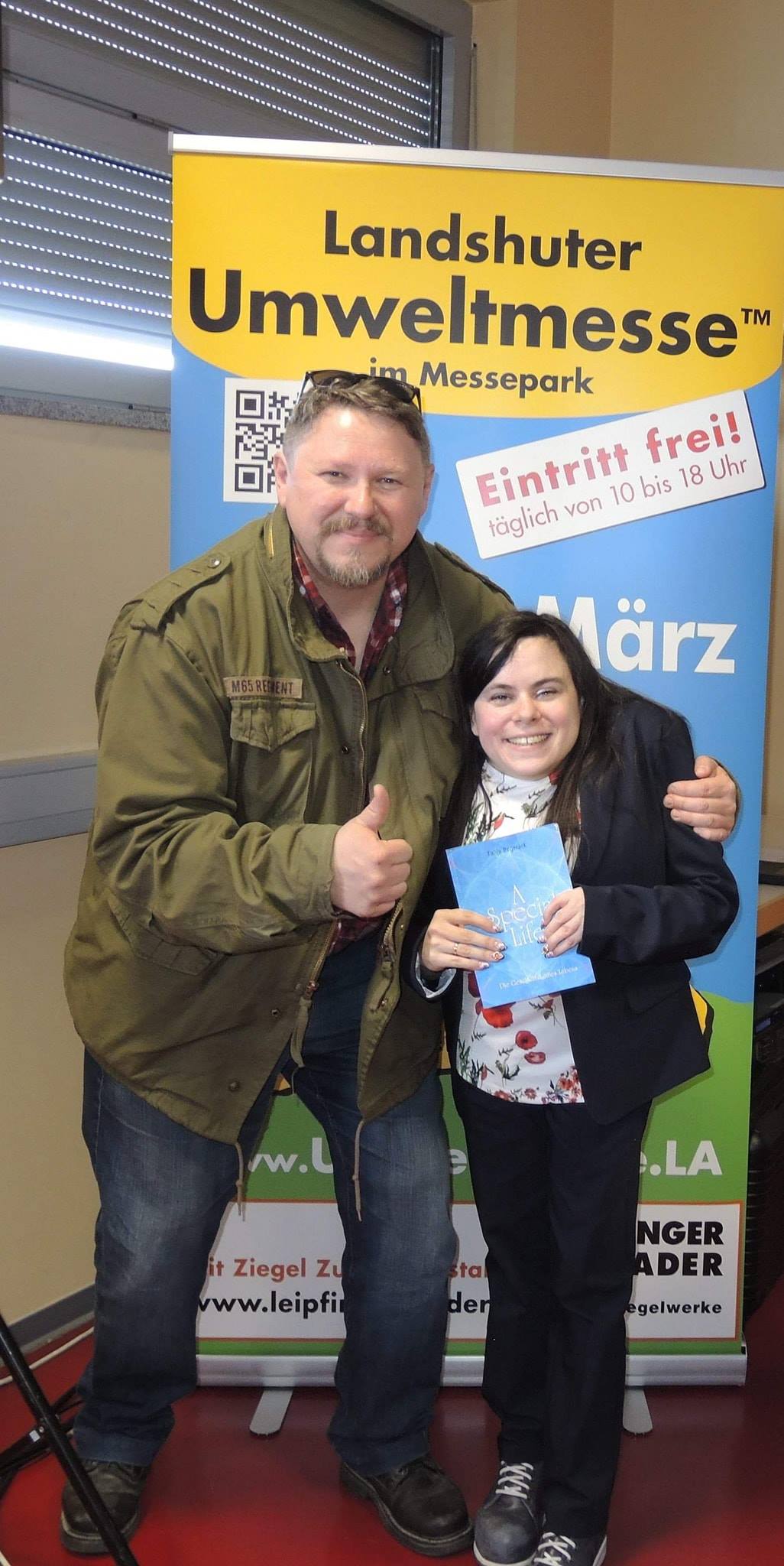 Tanja Begerack mit Konrad Hollenstein, Autor und Leser von 'A Special Life', auf der Landshuter Umweltmesse.