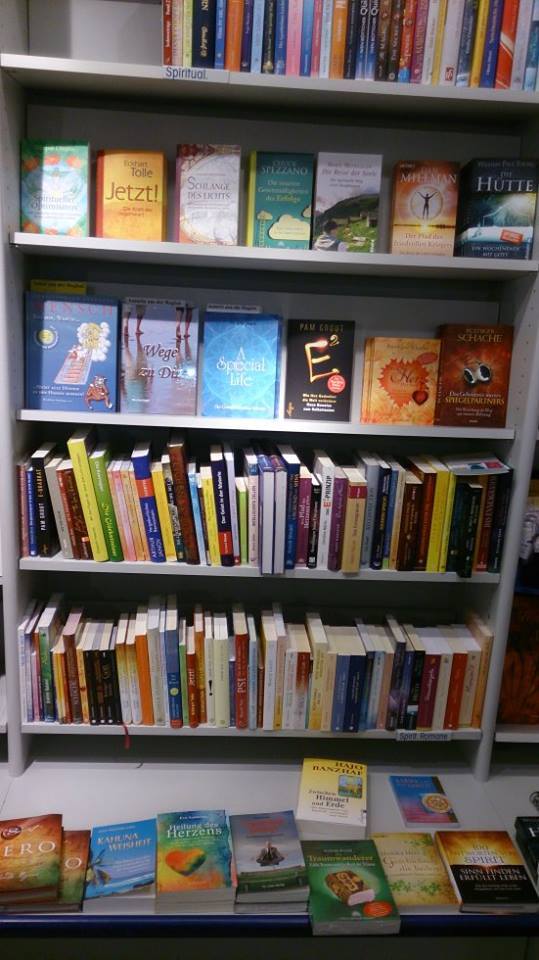 'A Special Life - Die Geschichte eines Lebens' von Tanja Begerack ausgestellt im Regal eines renommierten Buchhandels.