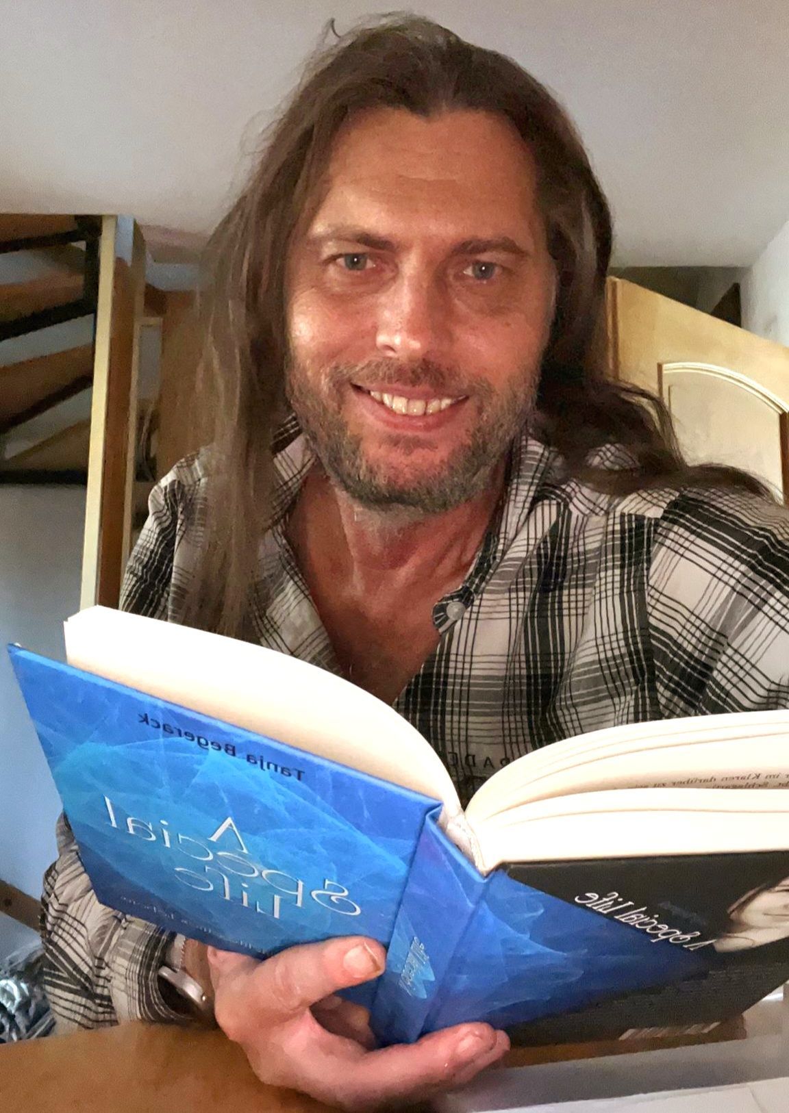 Hörbuchsprecher Robert Jakob Robert Jakob, der Hörbuchsprecher von 'A Special Life - Die Geschichte eines Lebens', von Tanja Begerack.