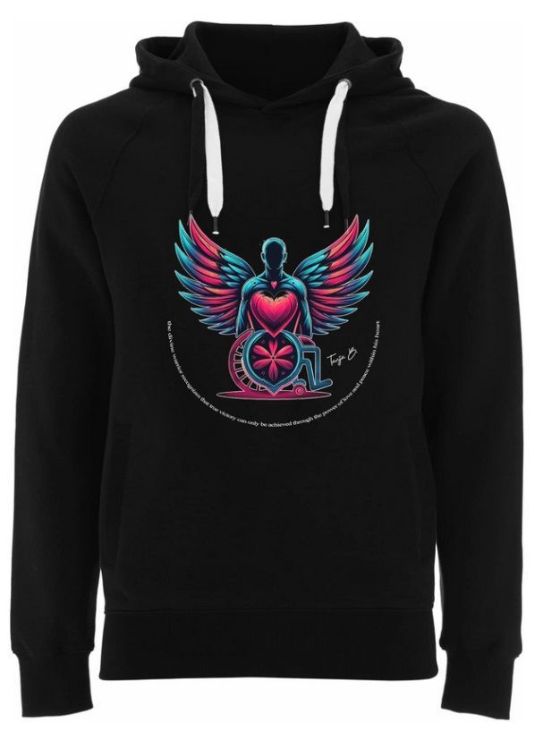 Hoodie mit spirituellem Zitat und Design eines Menschen im Rollstuhl mit Flügeln und Herz. Hoodie mit einem Design von einem Menschen im Rollstuhl, Flügeln und einem großen Herz, sowie dem Zitat 'The Divine warrior recognizes that true victory can only be achieved through the power of love and peace within his heart', signiert von Tanja Begerack.