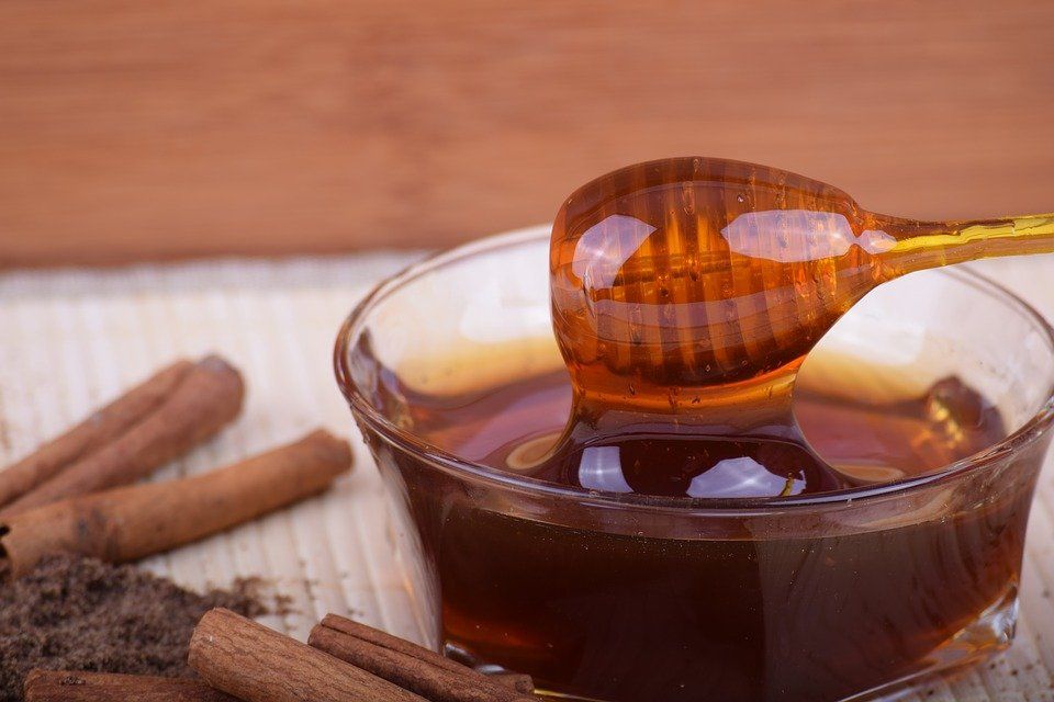 Manuka Honey Benefits: Health Uses & Wellness Tips