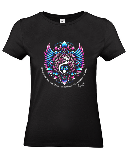 Ein spirituelles T-Shirt-Design mit der Blume des Lebens, Yin und Yang, Flügeln und einem persönlichen Zitat der Autorin Tanja Begerack, handschriftlich signiert.