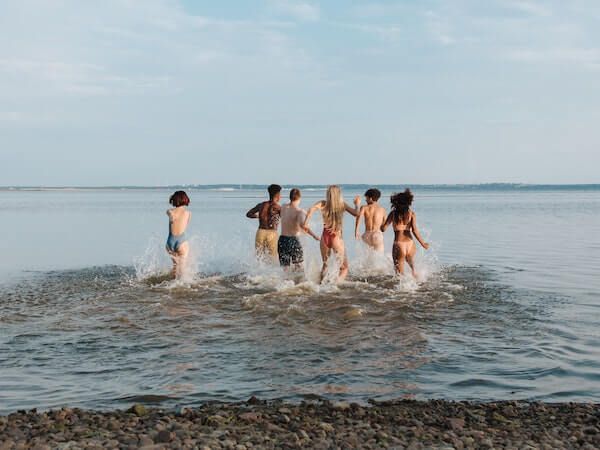 Entrando en el mar en la Yincana Supervivientes