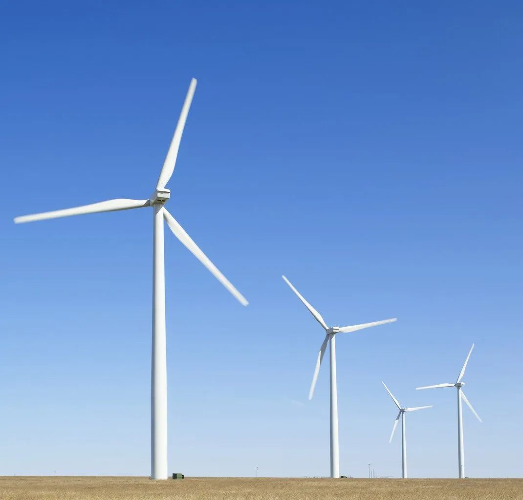 Anche per l'uso domestico, sono disponibili delle mini turbine eoliche; tuttavia, non rappresentano sempre una fonte affidabile di energia a causa dell'intermittenza del vento, che non è possibile controllare.