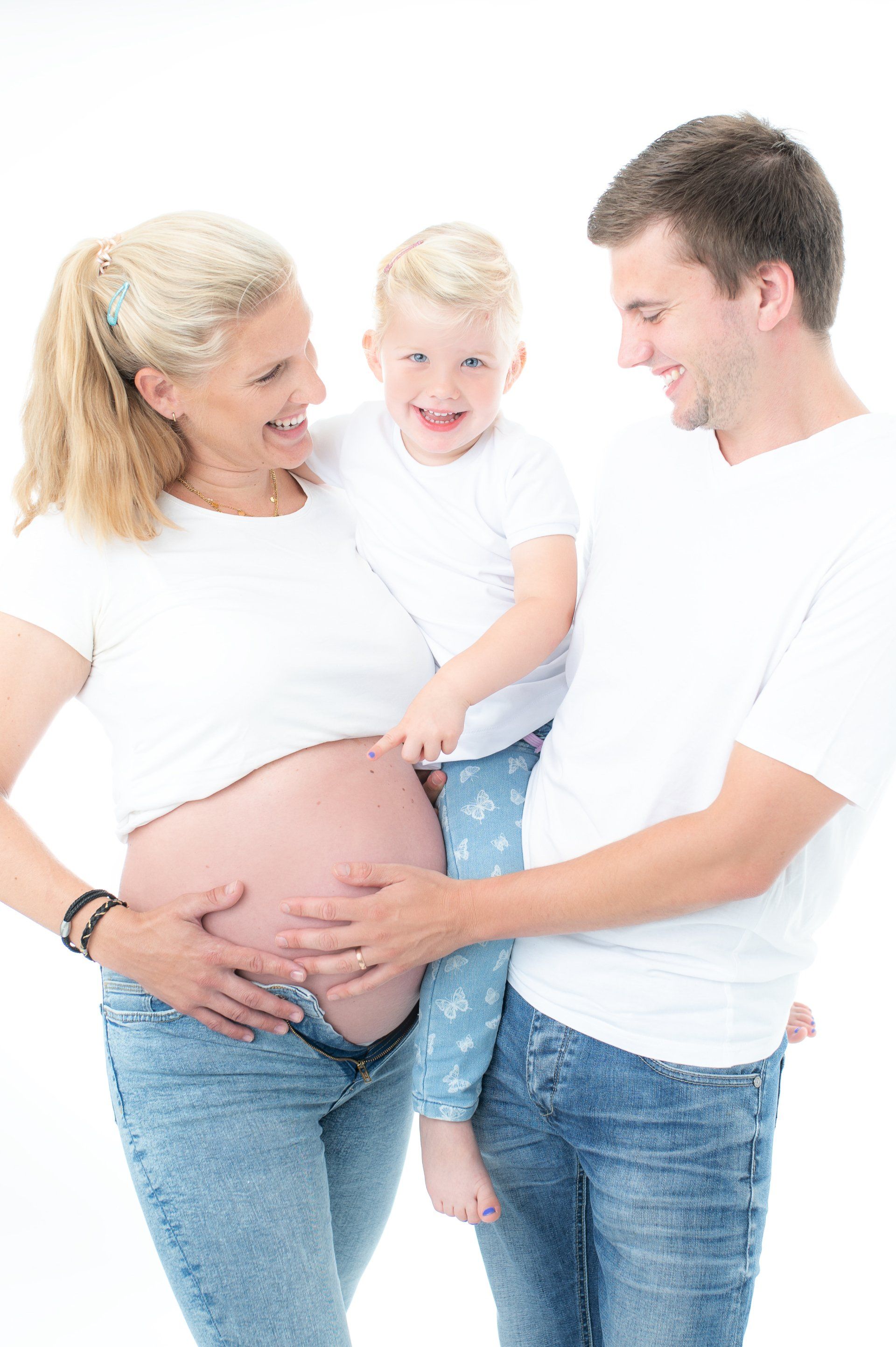 Babybauchfotoshooting Babybauchshooting Babybauchfotos Babybauchfotografie Düsseldorf Babybauchfoto Schwangerschaftsfotografie Schwangerschaftsfotos einzigartige Babybauchshooting mit Geschwister