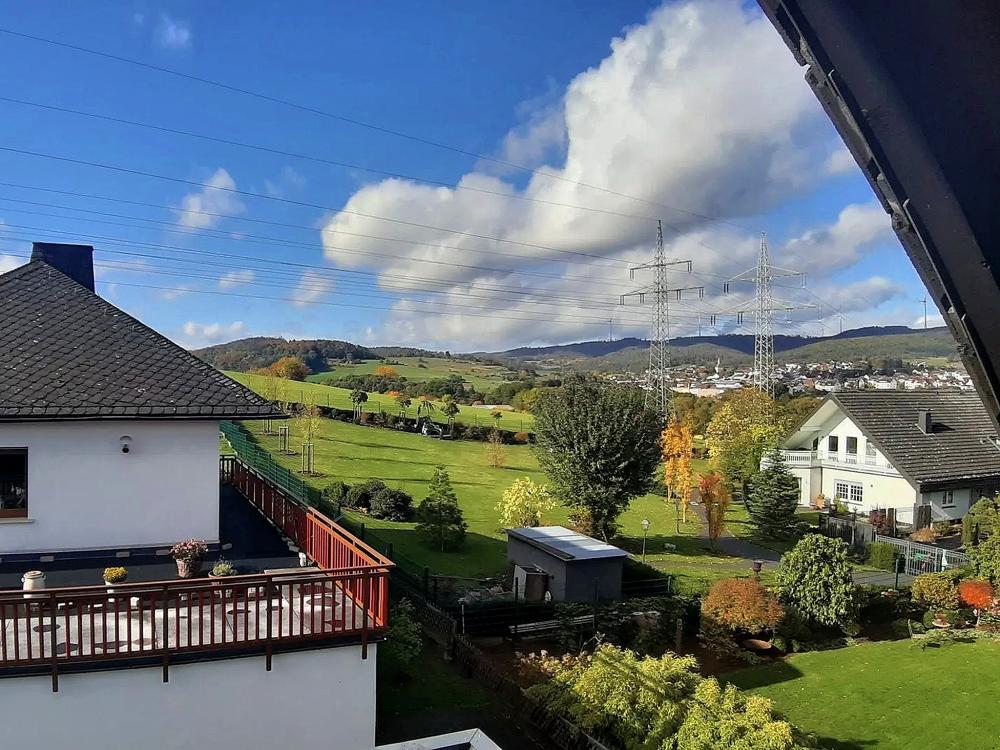 Ferienwohnung Brälu Schlafzimmerfenster - Ferienwohnung Henkel Friedensdorf - Friedensdorf an der Lahn - Dautphetal - Biedenkopf - Marburg - Ferien Urlaub - Lahnradweg - Lahnwanderweg