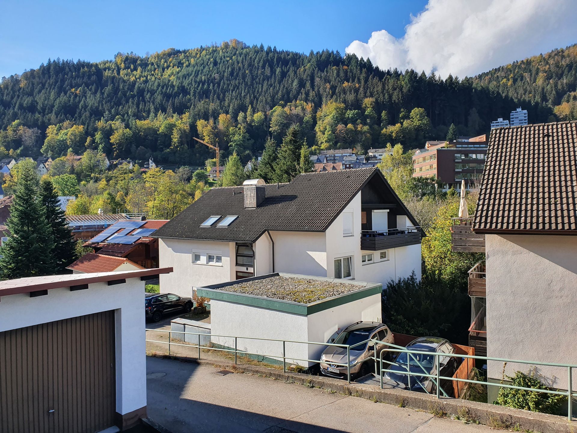 Blick auf Mehrfamilienhaus in Bad Wildbad von oben