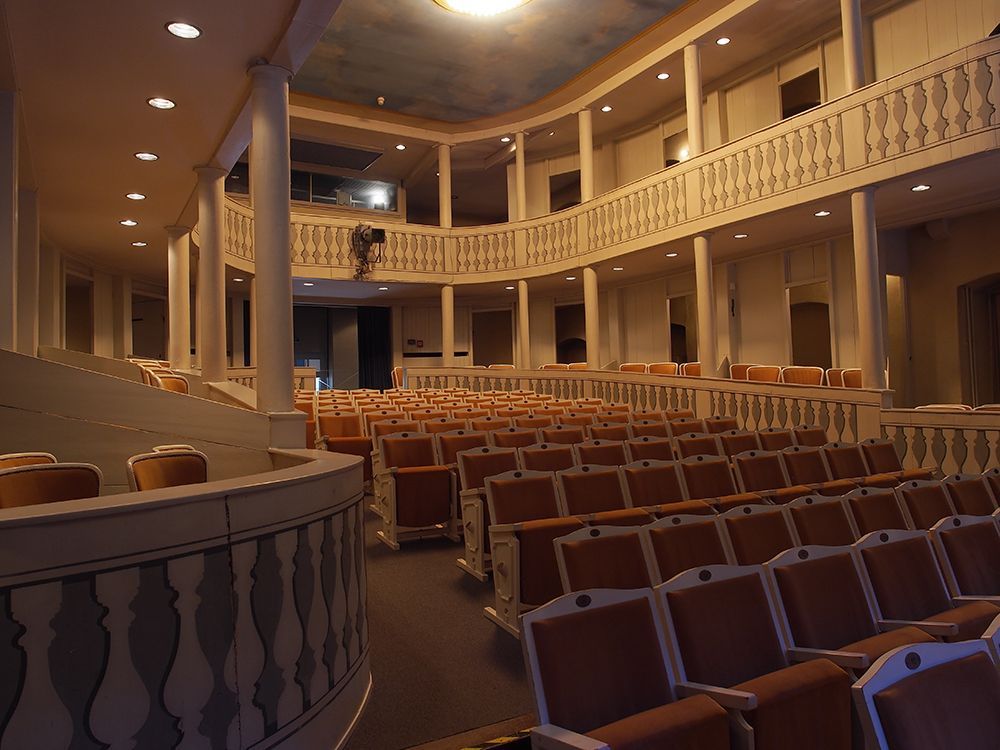 Blick auf die Bestuhlung im Theatersaal des Comoedienhauses Wilhelmsbad Blick auf die Bestuhlung im Comoedienhaus Wilhelmsbad mit Reihenbestuhlung und seitlichen Logen über zwei Etagen