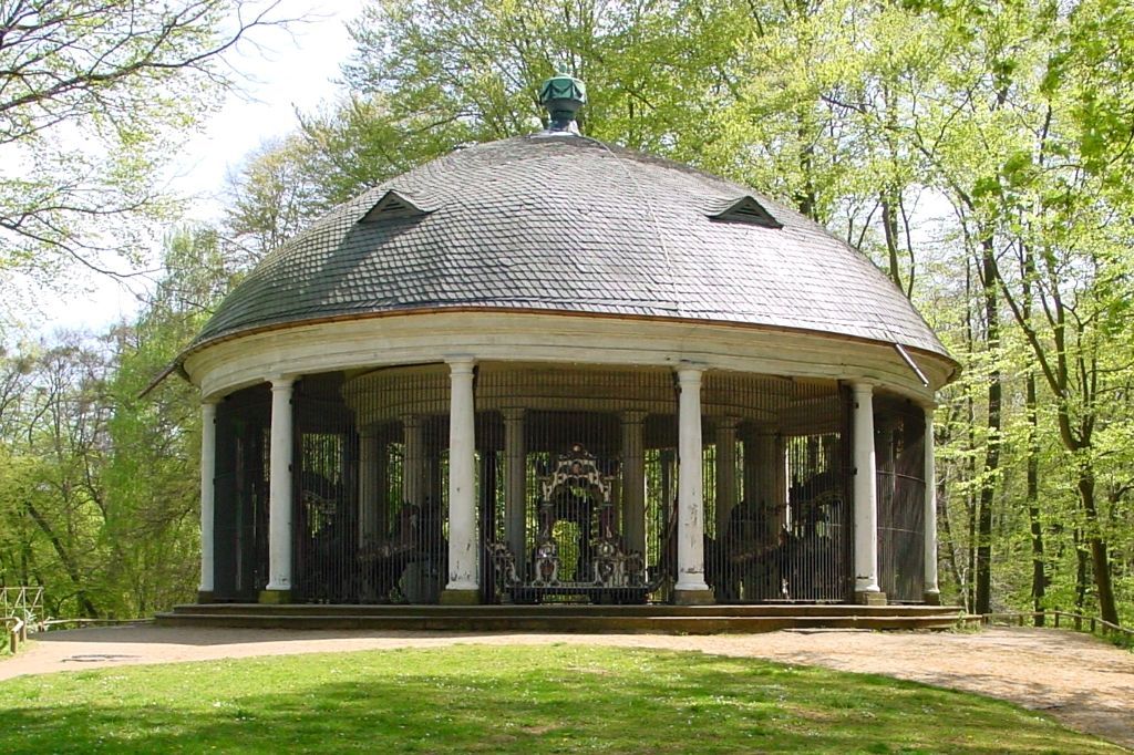 Das Historische Karussell im Staatspark Hanau-Wilhelmsbad vor der Sanierung Historisches Karussell mit weißen Säulen und Schieferdach, Zustand vor Sanierung