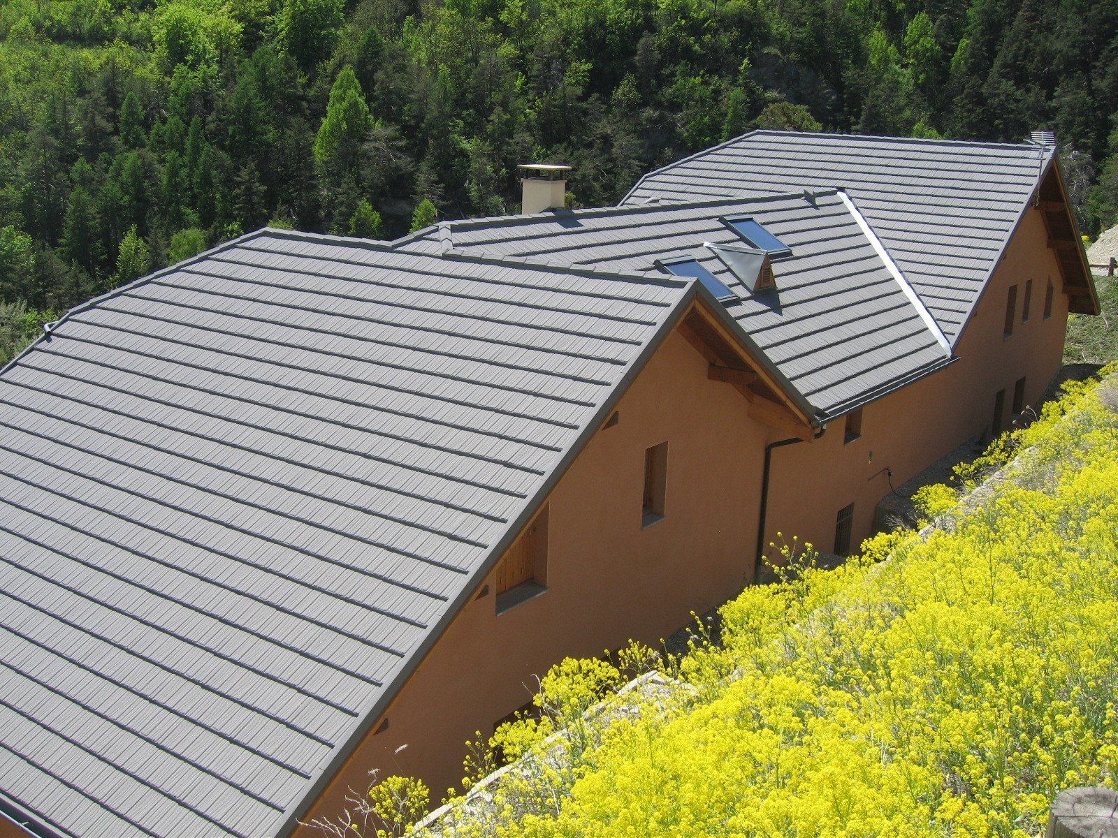 Tuiles métalliques pour toitures de montagne