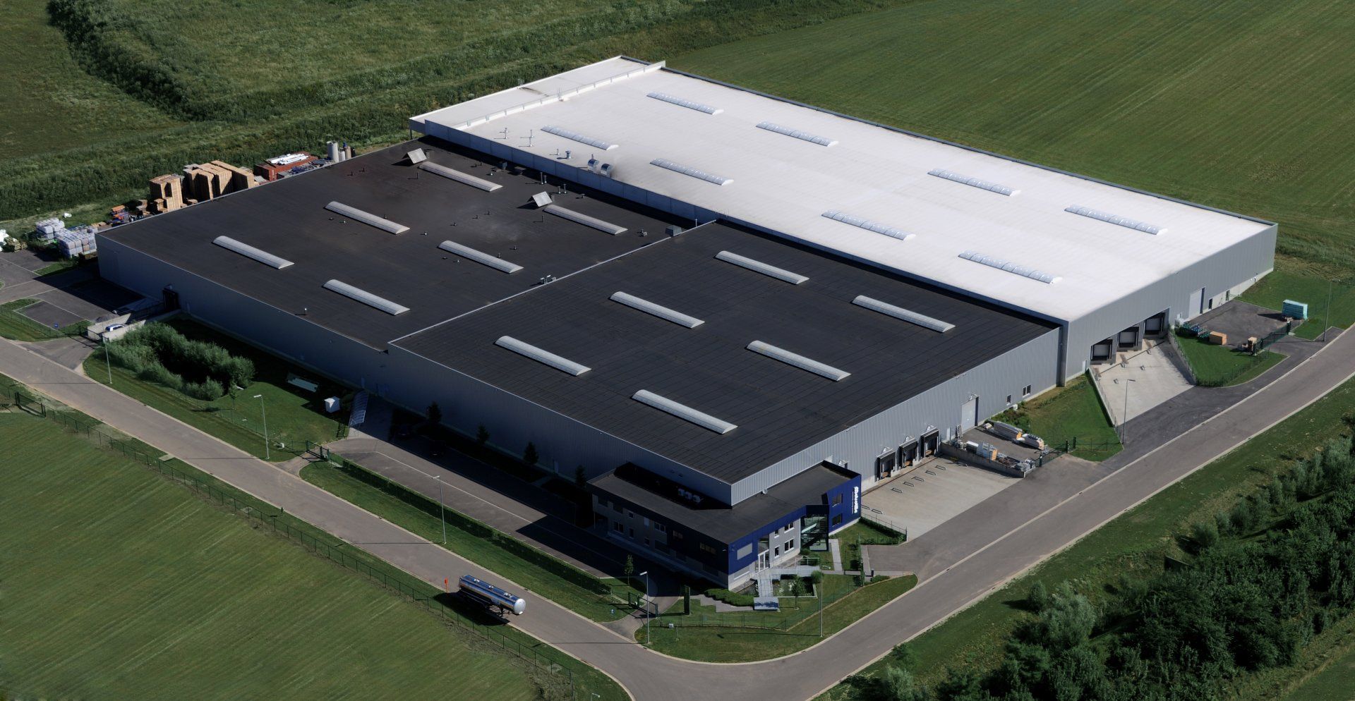 La plus importante usine au monde pour la production de tuiles métalliques pressées L'usine des tuiles métalliques des marques GERARD DECRA METROTILE et TWINTILE