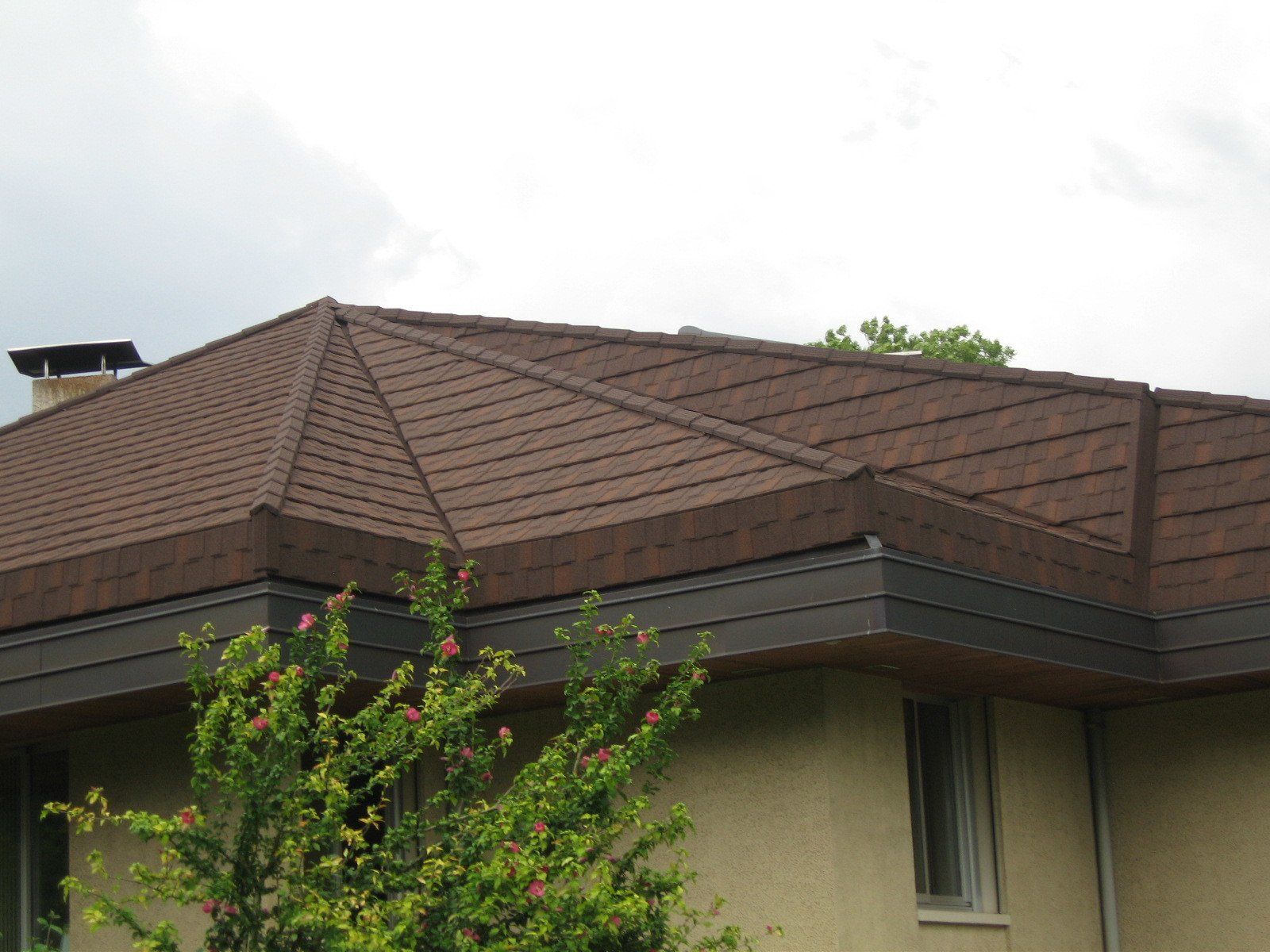 Tuiles métalliques en rénovation sur shingle