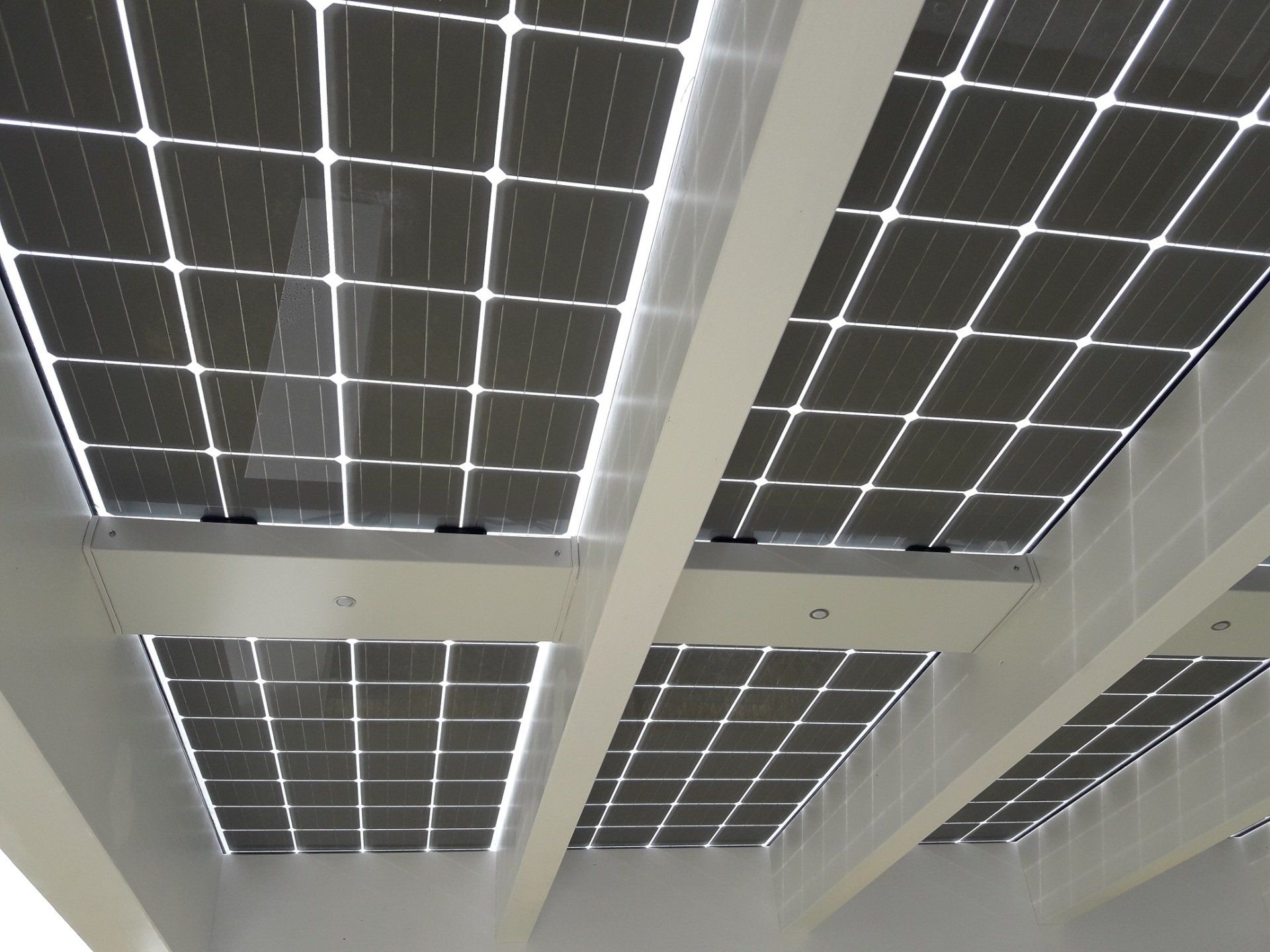 Terassenüberdachung mit lichtdurchkässigen Solarmodulen und mit integrierter LED-Beleuchtung