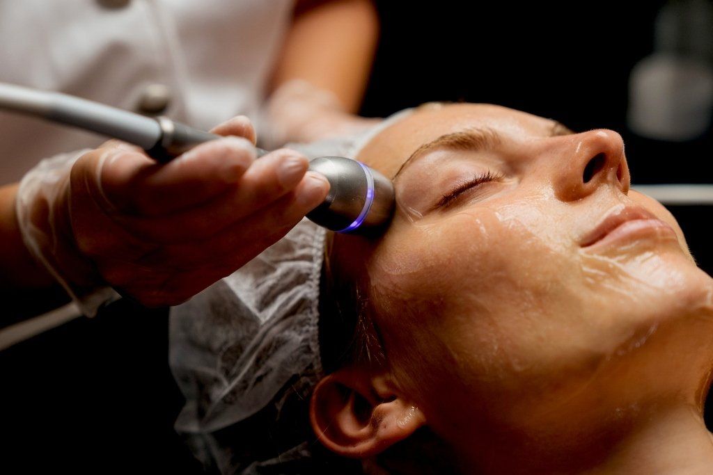 Die Couperose Behandlung wurde speziell entwickelt, um das Erscheinungsbild von Couperose sowie durchscheinende rote Äderchen zu mindern und vorzubeugen. Für ein fühlbar gestärktes und ebenmäßigeres Hautbild. Mit 2% Anti-Rötungskomplex wird das Erscheinungsbild der Couperose reduziert und die Gefäßelastizität unterstützt. Hautrötungen erscheinen sichtbar gemildert. Zusätzliche ausgleichende, farbneutrale Pigmente kaschieren Rötungen optisch.