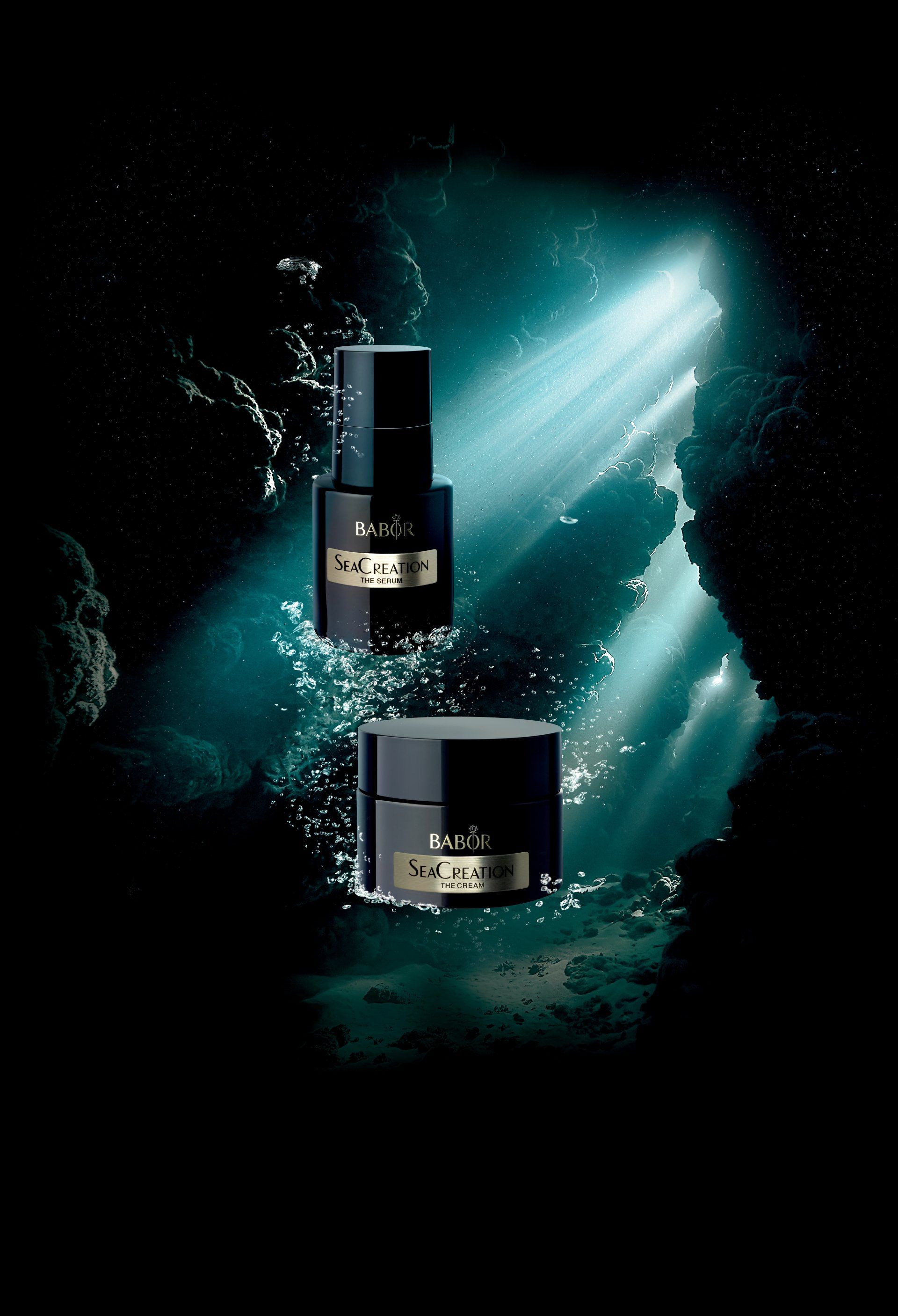 Dank ReVersive wirkt die Haut sichtbar straffer, fester und glatter. Sie zeigt sich intensiv durchfeuchtet und geschmeidiger. Das Hautbild erscheint verfeinert, ebenmäßiger und strahlender. Am MorgErgänzend zu der täglichen Pflegeroutine 1-2-mal pro Woche abends großzügig auf dem gesamten Gesicht, Hals und Dekolleté auftragen. Augenpartie aussparen. Nach 10 Minuten einmassieren und für maximale Ergebnisse über Nacht einwirken lassen. Dank ReVersive wirkt die Haut sichtbar straffer, fester und glatter. Sie zeigt sich intensiv durchfeuchtet und geschmeidiger. Das Hautbild erscheint verfeinert, ebenmäßiger und strahlender. Am Morgen wirkt der Teint perfektioniert und voll jugendlicher Ausstrahlung.