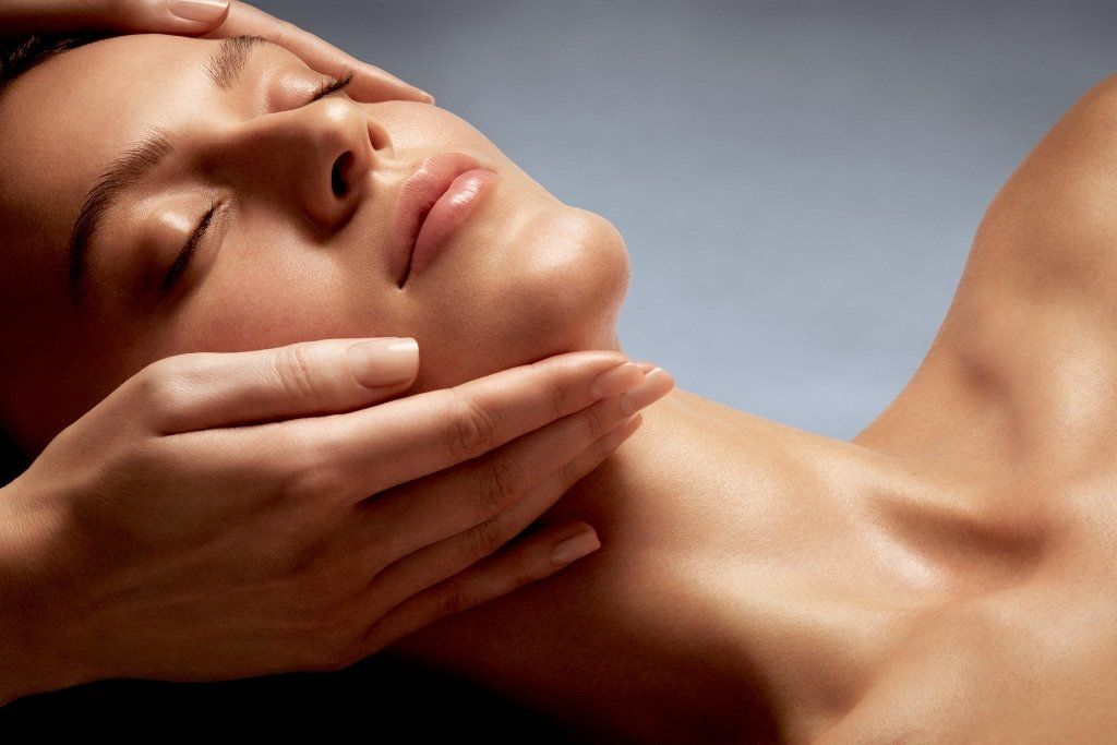 Behandlungen auf den jeweiligen Hauttyp abgestimmt mit Skinovage PX Behandlung, Doctor Babor Behandlung, HSR lifting Behandlung, Collagen Booster Behandlung, Akne Gesichtsbehandlung, Apparative Behandlung mit Microdermabrasion, Microneedling und Ultraschall