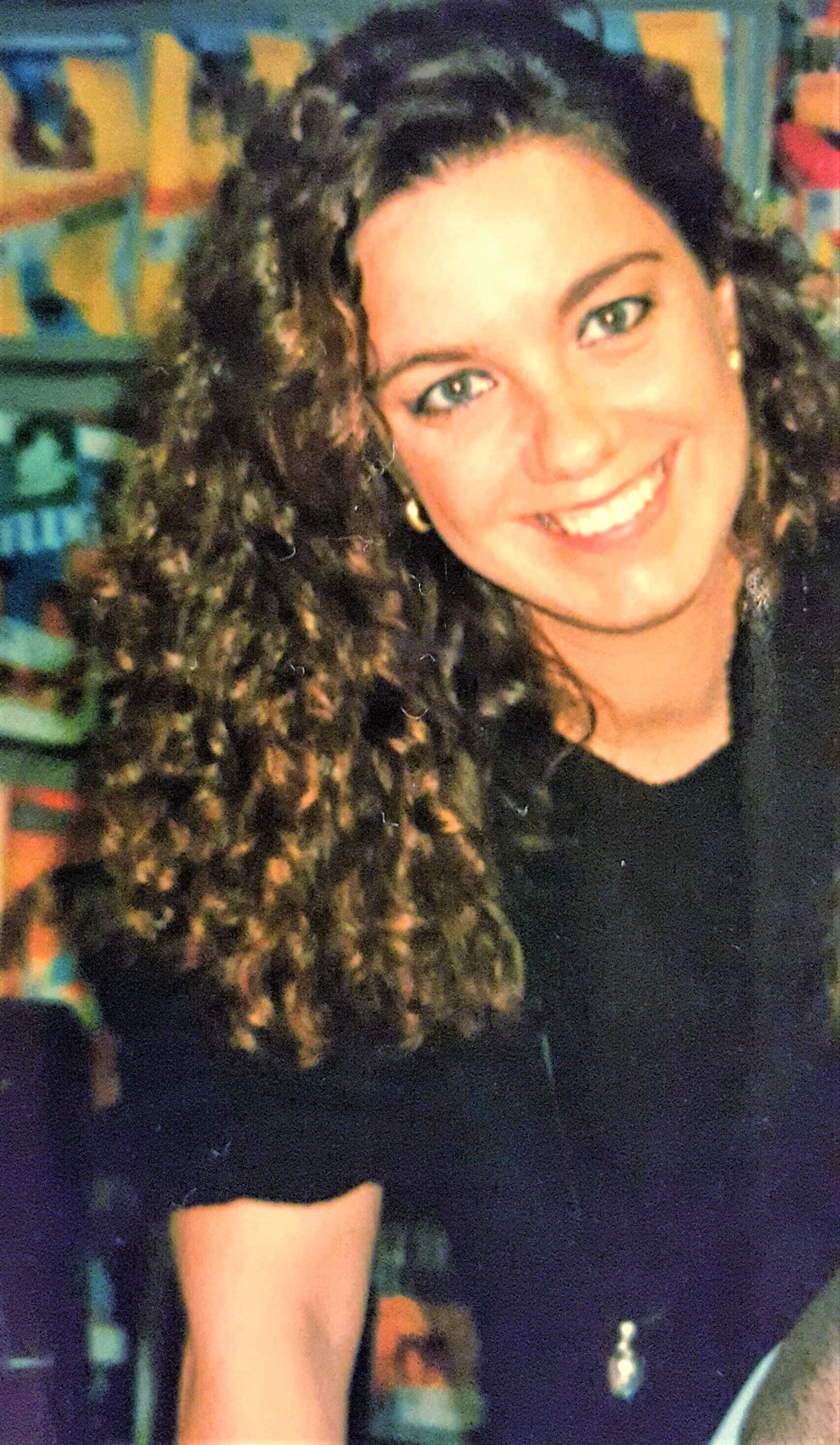 @Andrea Heidi Lagler – GEOlaViva Eine freundliche Frau mit langen, lockigen Haaren, die herzlich in die Kamera lächelt. Sie trägt ein schwarzes Oberteil und steht in einem Reisebüro, umgeben von bunten Prospekten und Magazinen. Ihre Ausstrahlung vermittelt Begeisterung und Engagement für die Welt des Reisens.
A friendly woman with long, curly hair smiling warmly into the camera. She is wearing a black top and standing in a travel agency, surrounded by colorful brochures and magazines. Her charisma conveys enthusiasm and commitment to the world of travel.
@Andrea Heidi Lagler – GEOlaViva