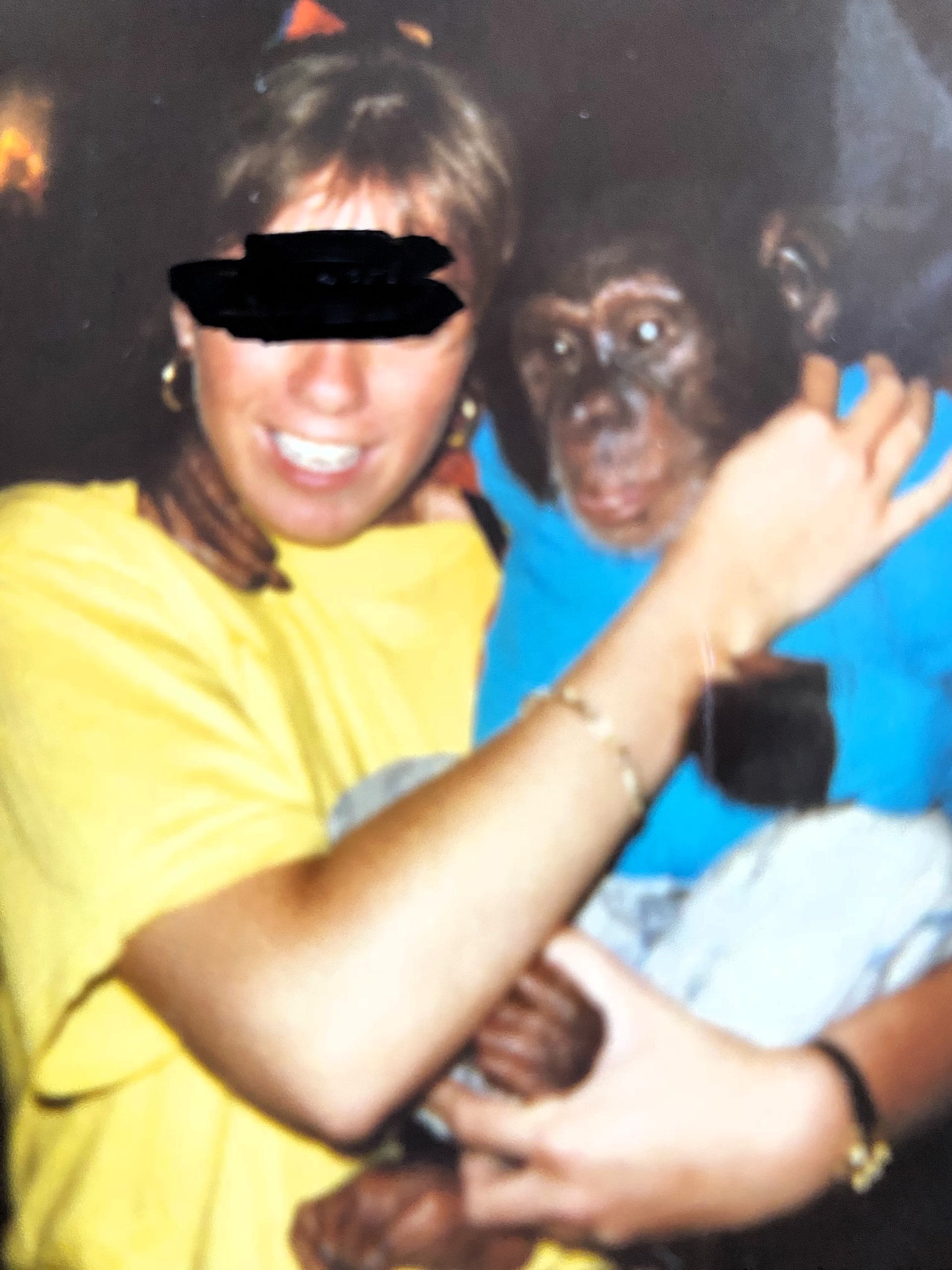 Eine Person in gelber Kleidung hält einen Schimpansen, der ein blaues Shirt trägt, auf dem Arm. Das Bild zeigt eine enge Interaktion zwischen Mensch und Tier, die häufig in touristischen Attraktionen vorkommt. Der Fokus liegt darauf, ein Bewusstsein für den Tierschutz zu schaffen und die Nutzung von Tieren für Fotoshootings kritisch zu hinterfragen
A person in yellow clothing is holding a chimpanzee wearing a blue shirt in his arms. The image shows a close interaction between humans and animals that often occurs in tourist attractions. The focus is on raising awareness of animal welfare and critically questioning the use of animals for photo shoots
@Andrea Heidi Lagler – GEOlaViva