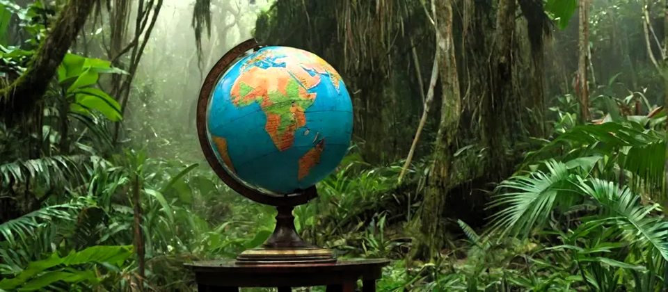 Ein klassischer Globus steht auf einem kleinen Tisch mitten in einem üppigen, grünen Dschungel. Diese Szene symbolisiert die Verbindung zwischen der Welt, ihrer geografischen Vielfalt und der natürlichen Umwelt, wobei die Bedeutung von globalem Umweltschutz und Achtsamkeit gegenüber der Natur hervorgehoben wird.
A classic globe stands on a small table in the middle of a lush, green jungle. This scene symbolises the connection between the world, its geographical diversity and the natural environment, emphasising the importance of global environmental protection and mindfulness towards nature.
Von GEOlaViva erstellt mit KI - Created by GEOlaViva with AI