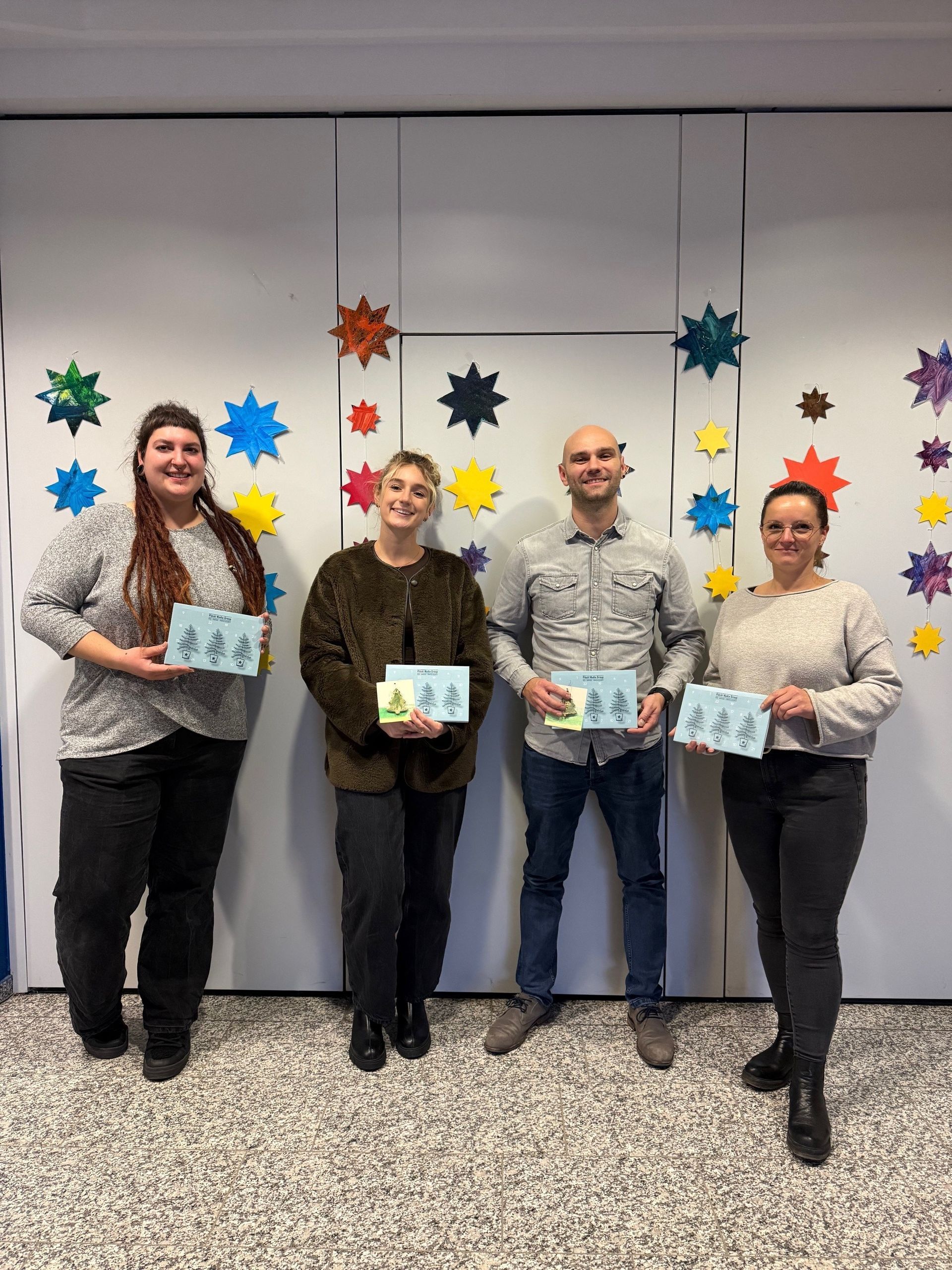 Mit 10 Adventskalendern im Gepäck haben wir den Kindern eine kleine Portion Weihnachtsglück mitgebra