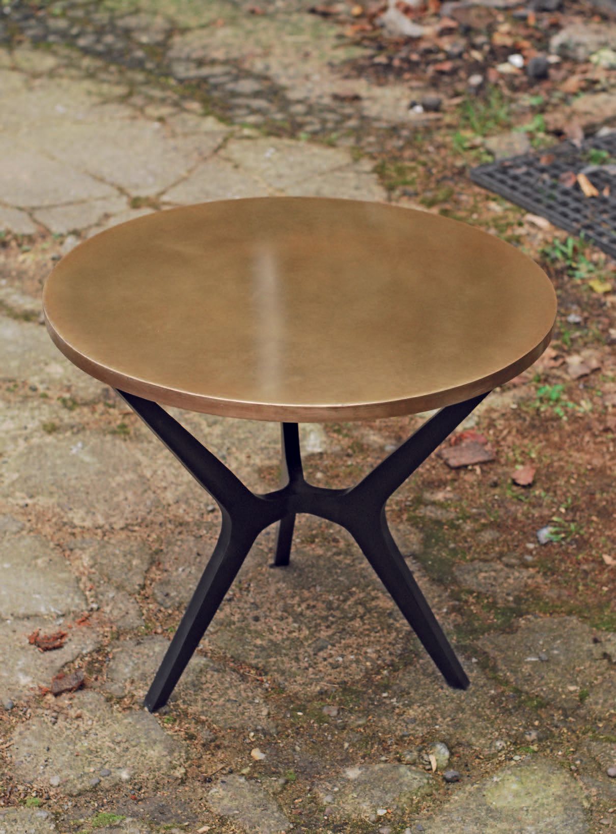 Guéridon design en acier patiné noir -Laiton patiné D60cmxH50 cm