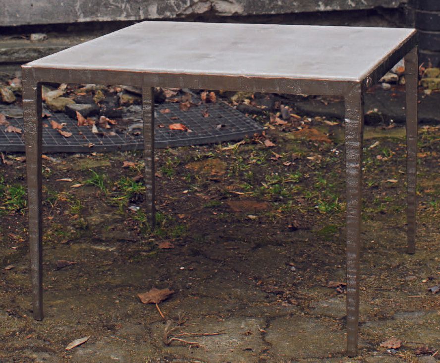 Bout de canapé en fer plein martelé et nickelé, plateau galuchat ou pâte de verre 90x60xH55cm