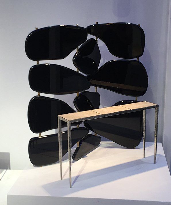 Paravent laque brillante sur bois, laiton patiné / Console fer plein sculpté et nickelé, top en galuchat 150x35xH90cm