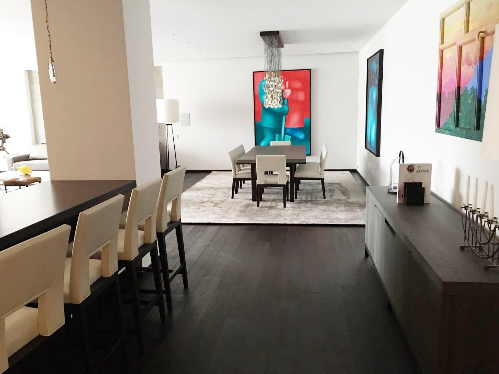 Cuisine américaine design en marbre - marbre Statuario Borghini - tabourets Bertoia - suspensions Josephine Metalarte