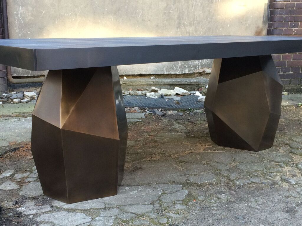 Table contemporaine pieds en laiton patiné Top galuchat ou béton ciré 220x100xH75cm