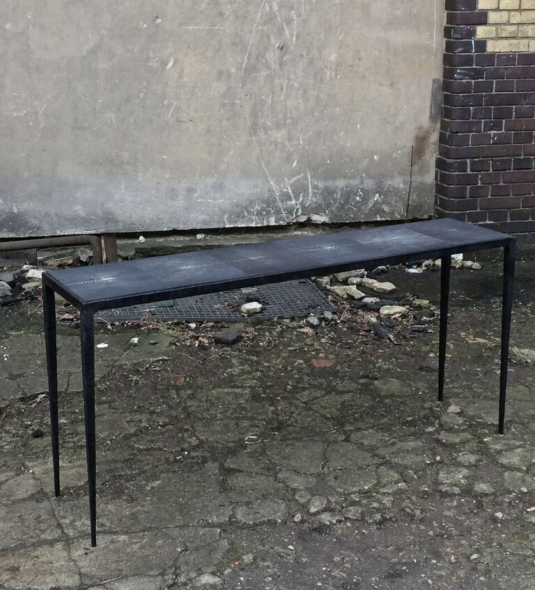 Console design en Fer forgé finition noir, top en galuchat 200x40xH90cm