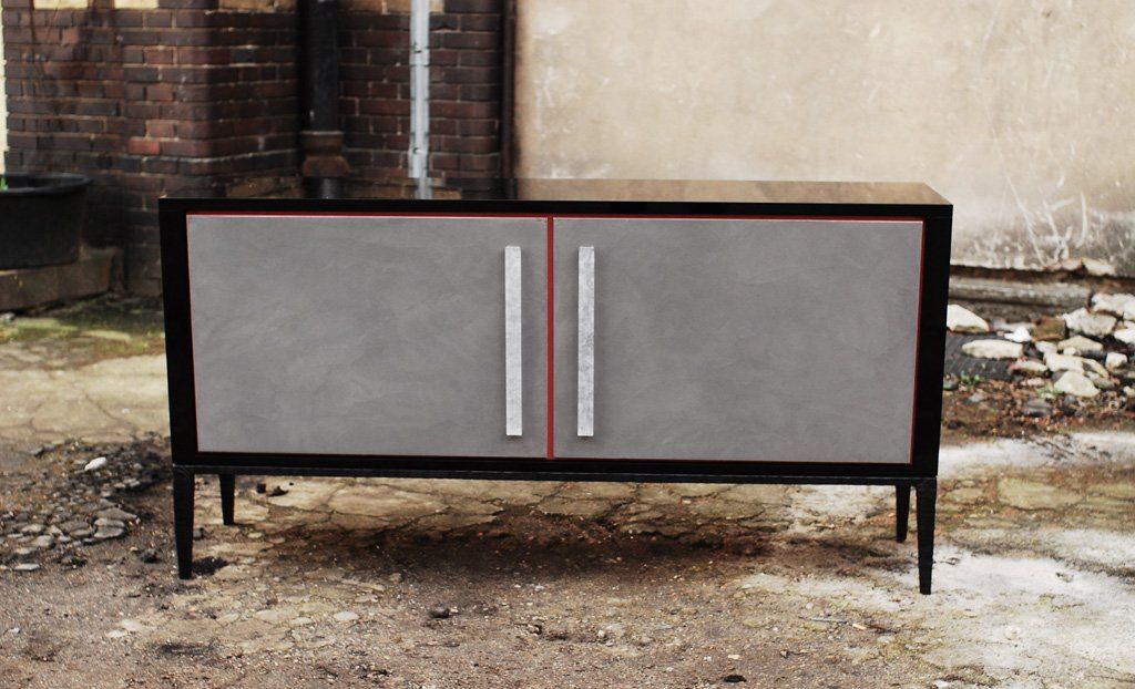 Buffet-design - Baelish-Piètement fer forgé-laque-parties-latérales-façade-portes-béton ciré-poignées-pâte de verre-160x40xH90 cm