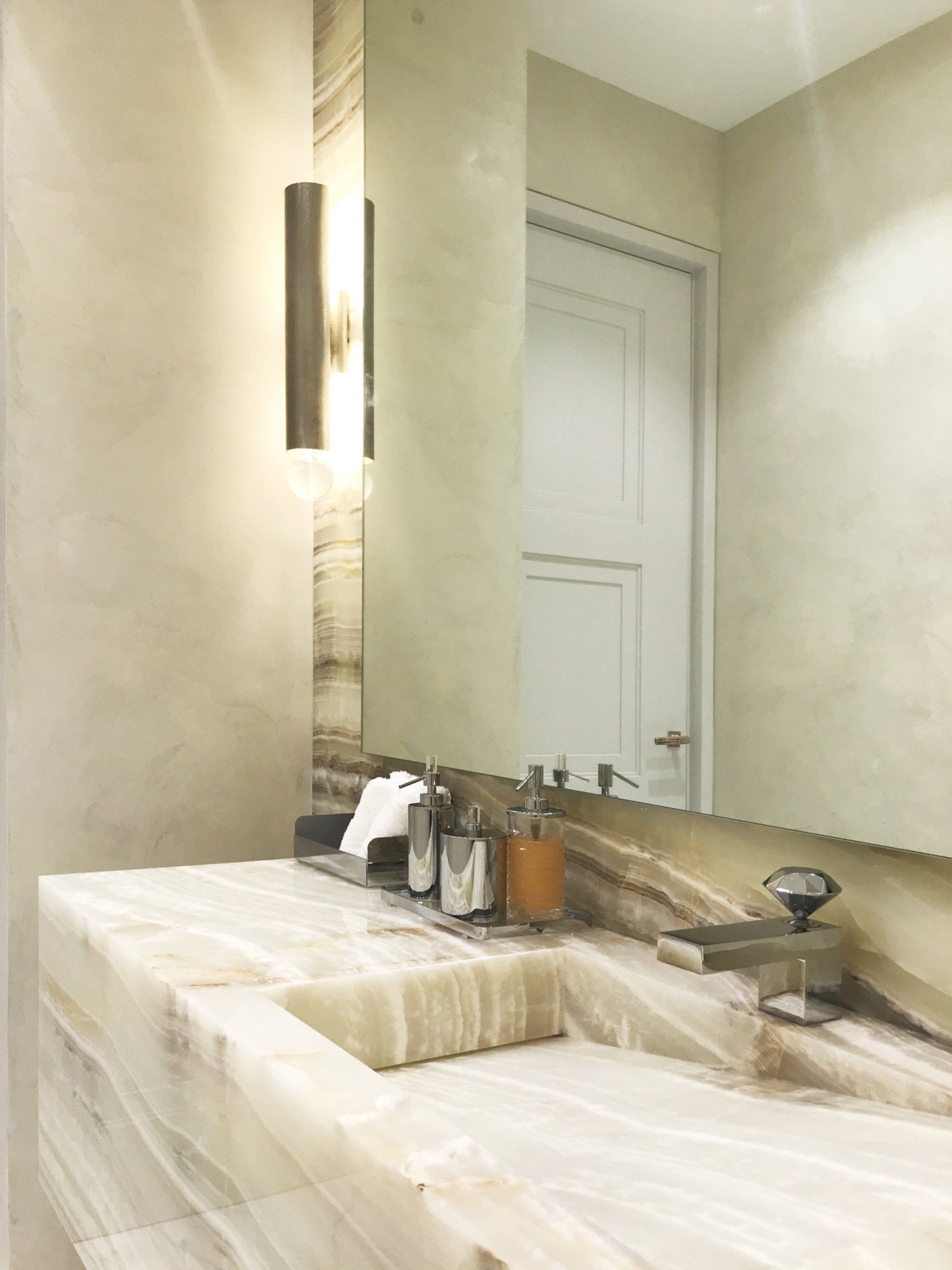 Salle de bain marbre et béton ciré_marbre_Palissandro_classico_chauffe-serviette_Vola