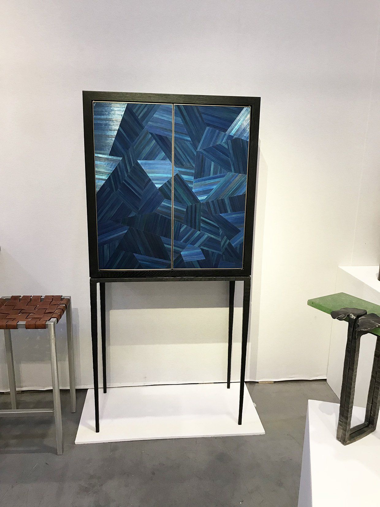 Cabinet Design, piètement en Fer forgé, Finition Marqueterie de paille 80x40xH170 cm