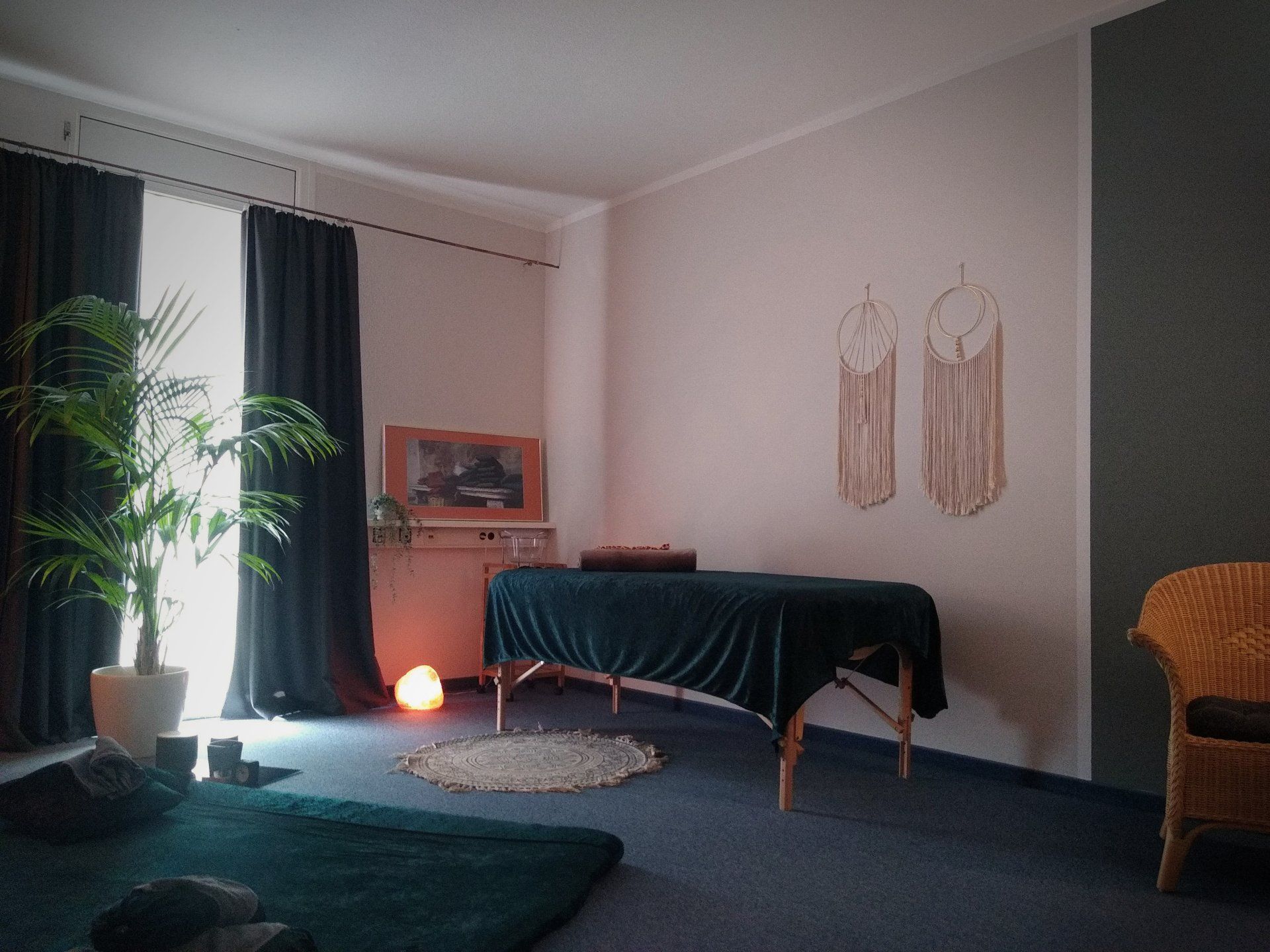 Ruhige Atmosphäre des dritten Massageraums im Tarisha mit Futon und Massageliege