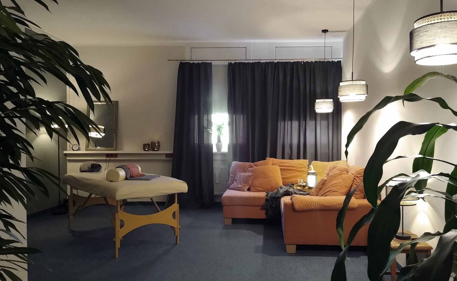 Massagebank und Sofa für Kuscheltherapie im Tarisha Massageinstitut