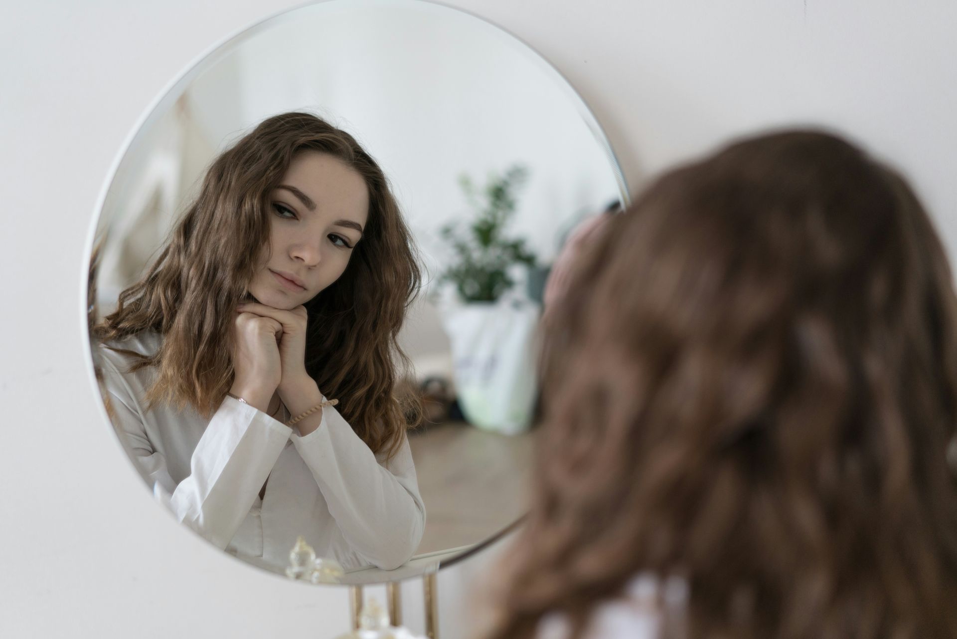Eine Frau spiegelt sich und reflektiert