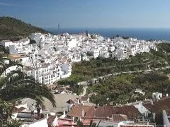 Blick über die weißen Häuser bis ans Meer