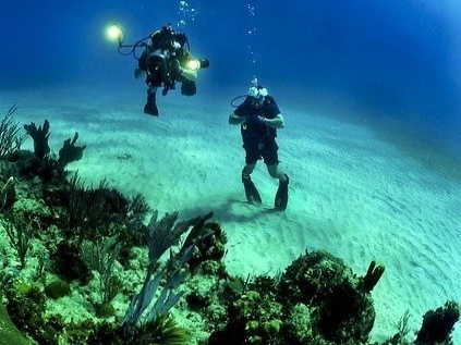 Zwei Taucher unterwasser