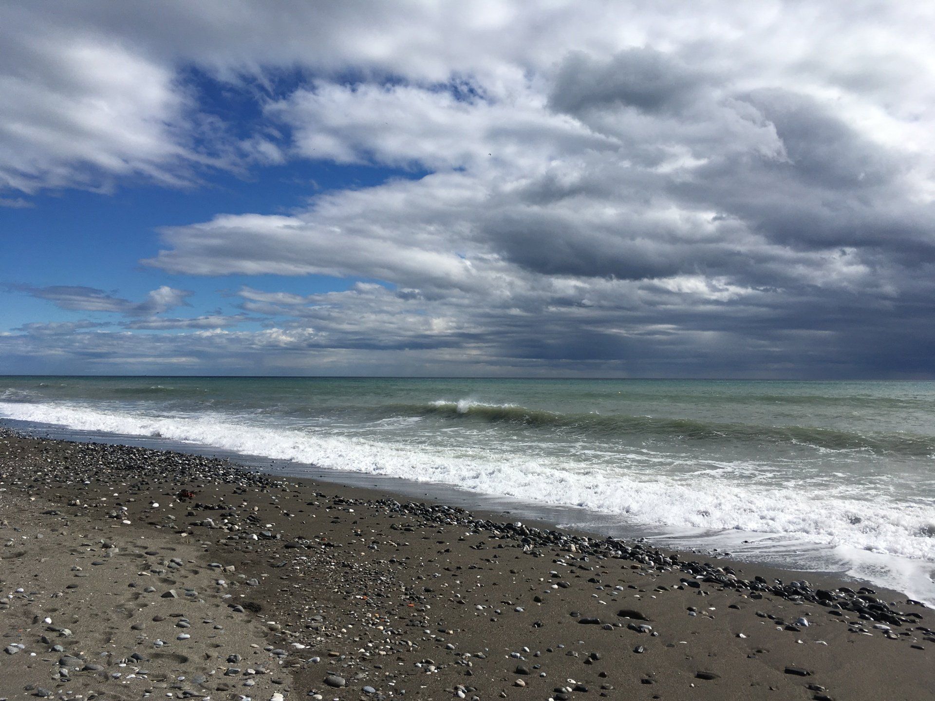 Der dunkle Sandstrand  von Algarrobo-Costa