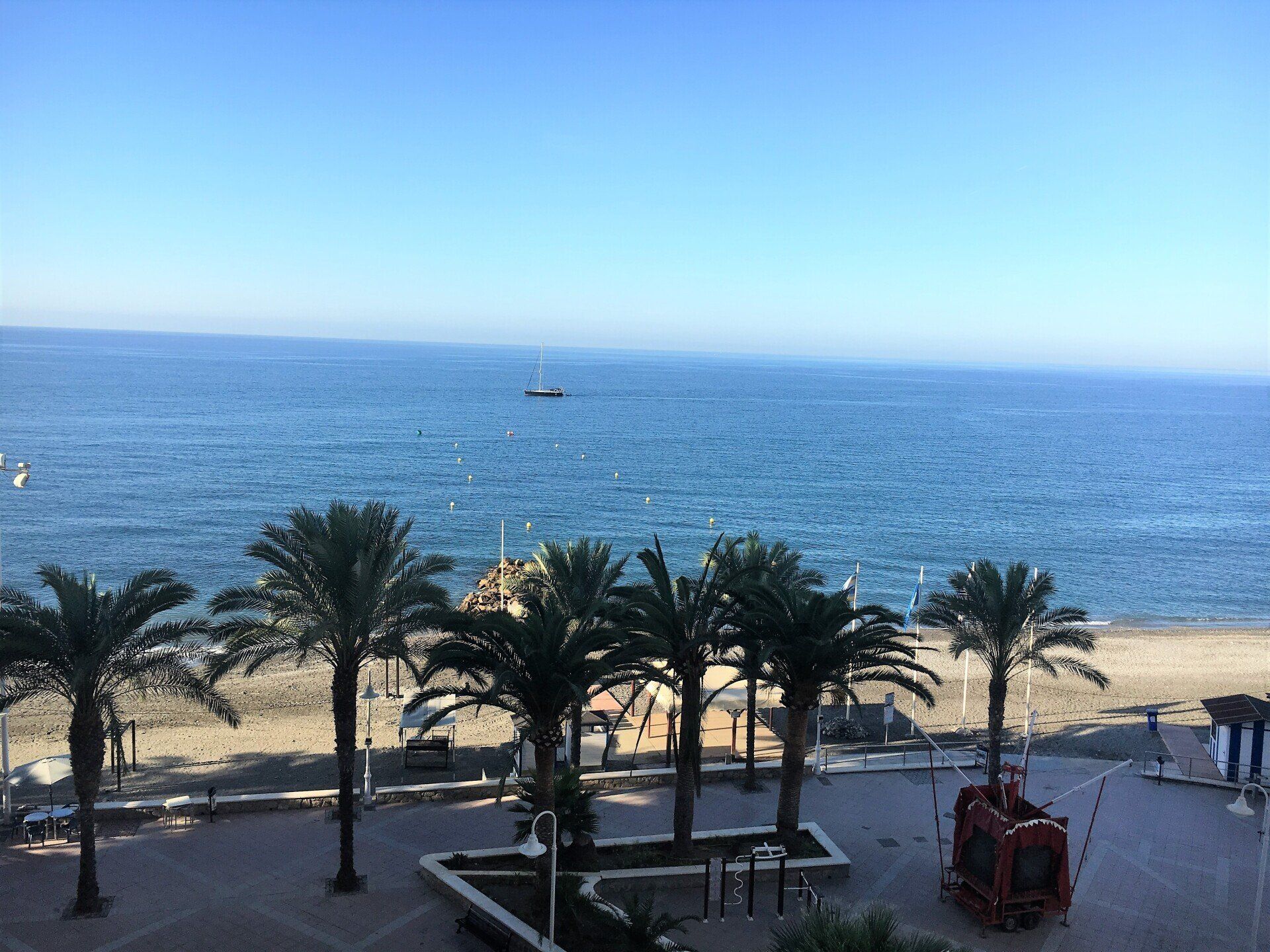 Strand und Boyen im Meer vor Algarrobo-Costa am Morgen