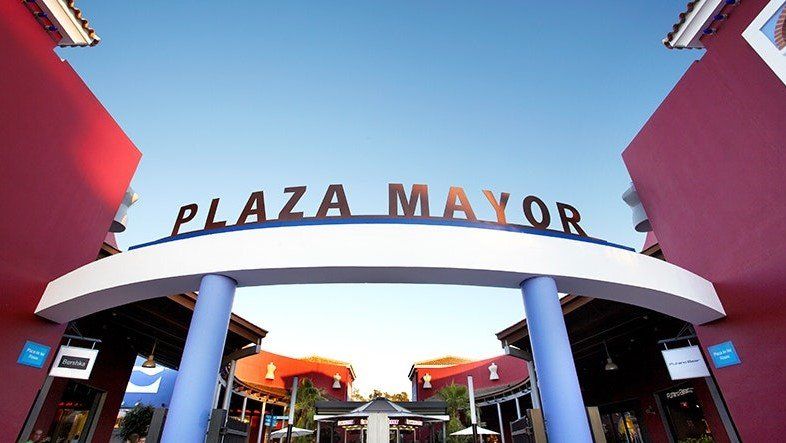 Openair Shopping Mall Plaza Mayor in Malaga beim Flughafen