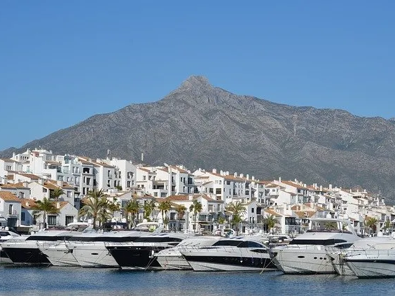 Puerto Banus bei Marbella, Yachten, Boote, Restaurants und Shopping sowie Appartments