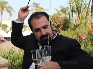 Gekonntes Befüllen eines Sherry Glases mit dem Probenentnahmestab direkt aus dem Fass ins Glass