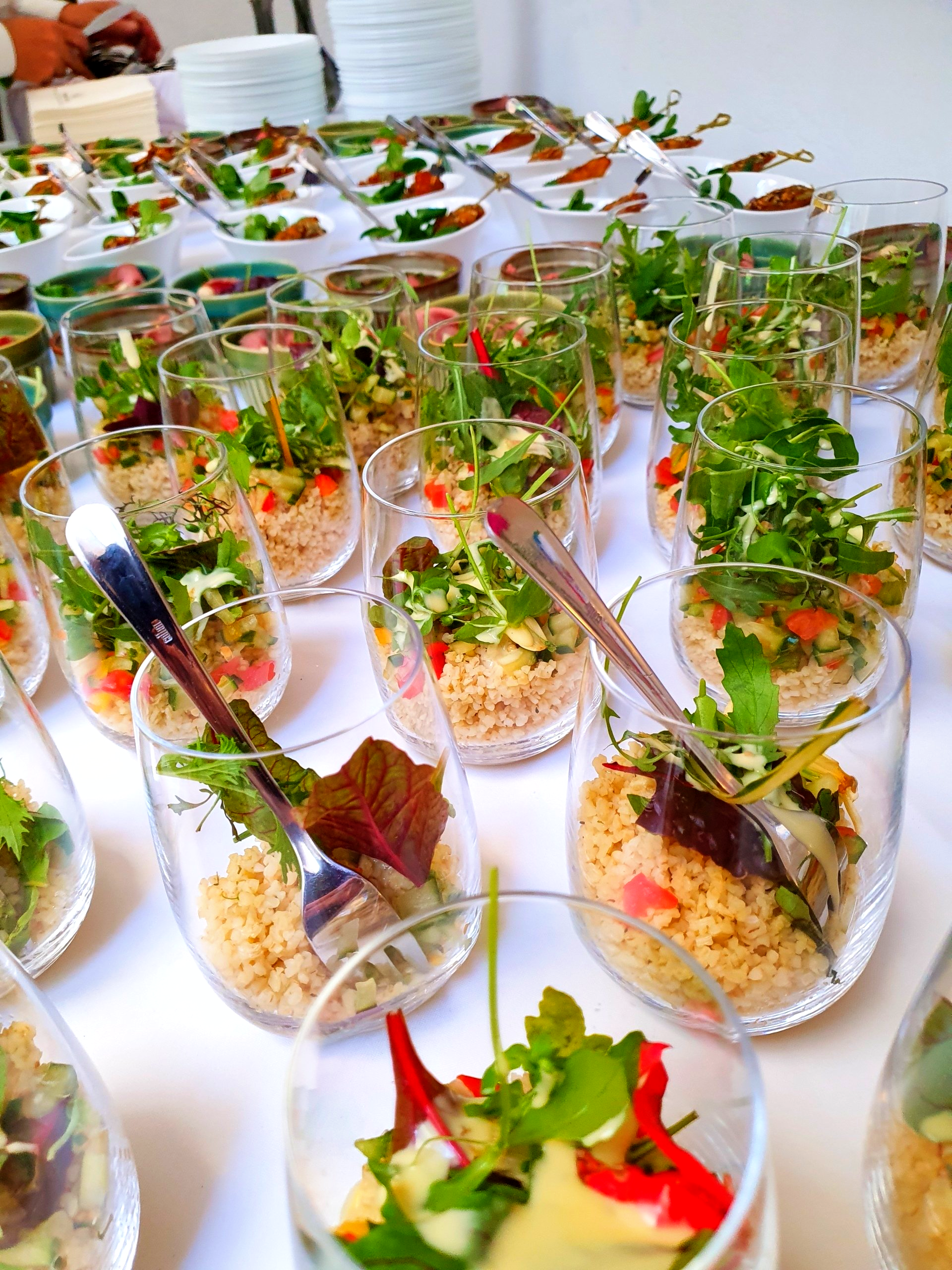 Gläser mit Salat und Bulgur als Fingerfood angerichtet.