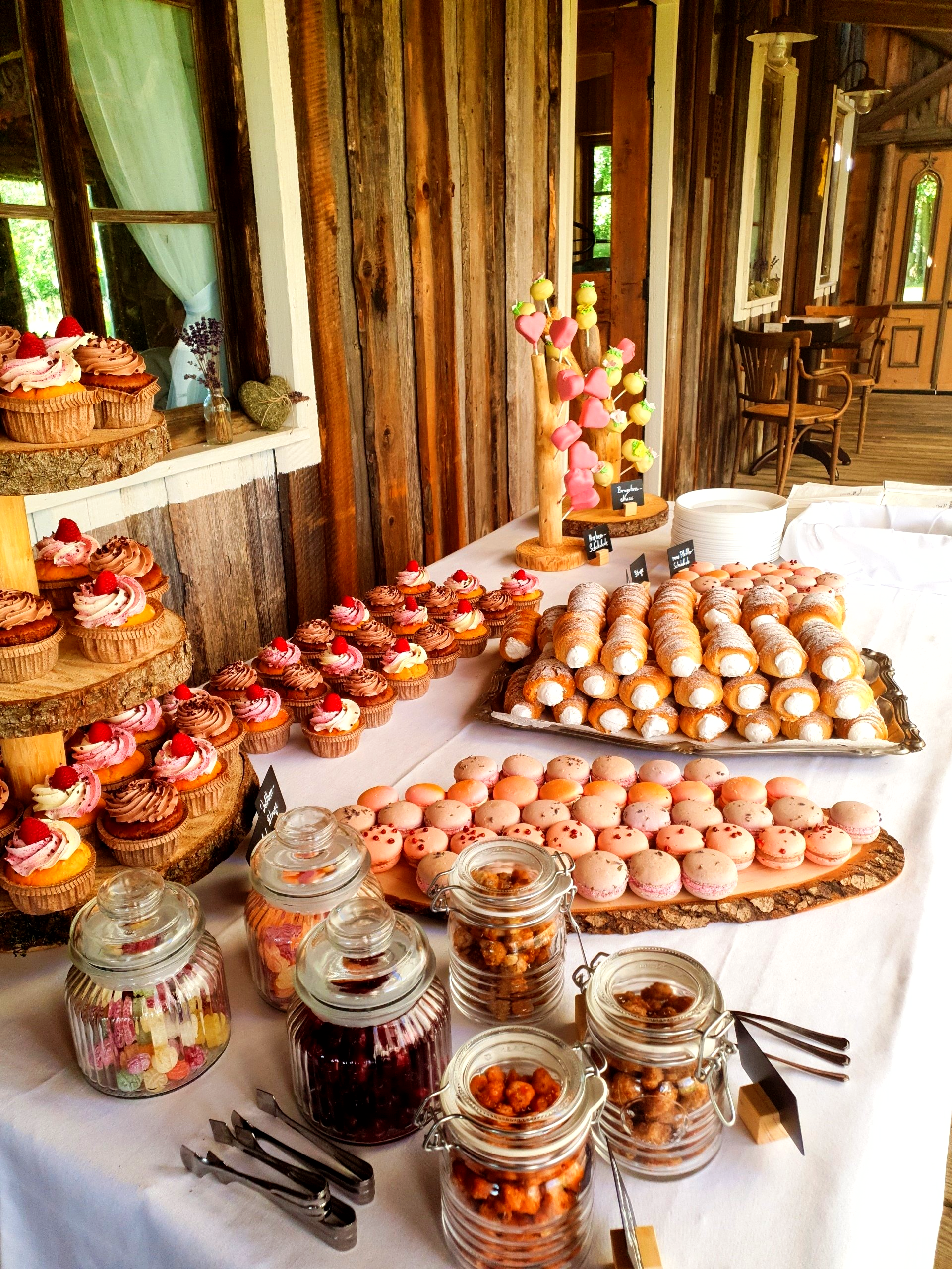 Dessertbuffet mit Cupcakes, Macarons und Süßigkeiten.