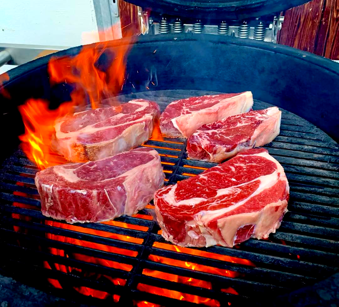 Rindersteaks auf dem Grill mit offener Flamme