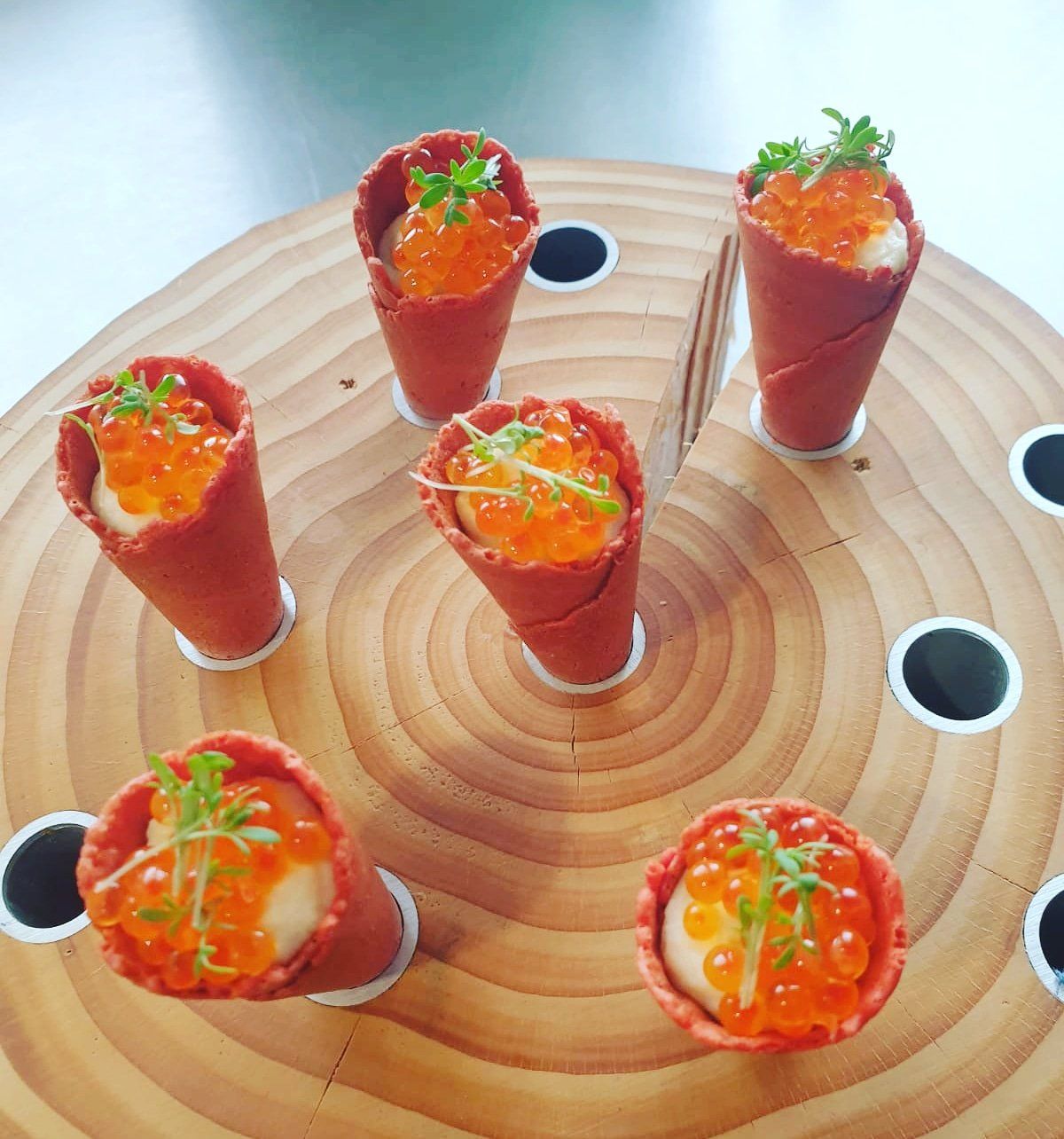 Kleine Waffel-Cornets mit Creme und Kaviar als Fingerfood.