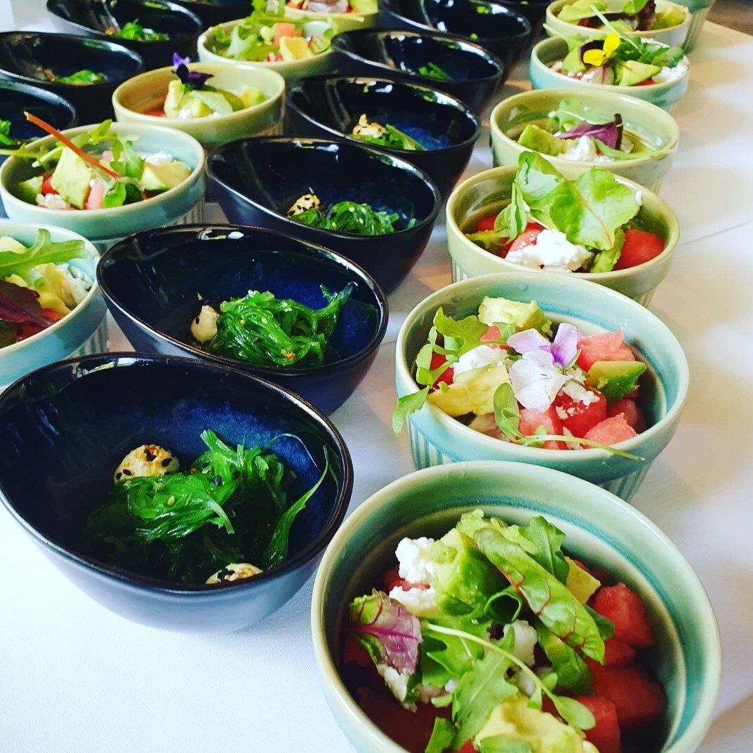 Kleine Schälchen mit Salat und Gemüse als Fingerfood.